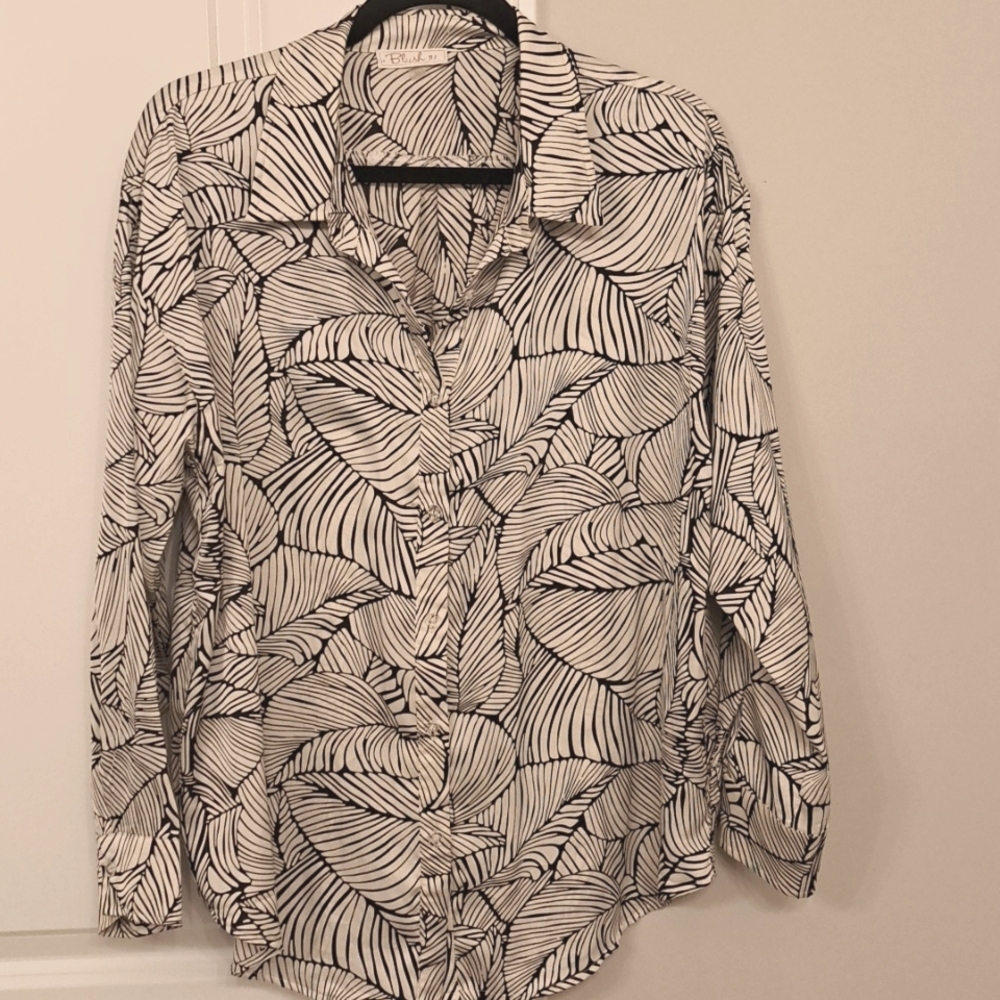 Pretty Long Sleeve Leaf Design Top.  Sz M